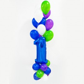 Синя цифра з гелієвими кульками на колоні
